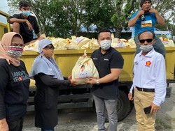 Jelang Lebaran, Andre Rosiade Berbagi Ribuan Paket Sembako di Sumbar