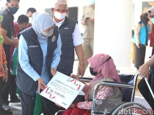 Disetop Mensos, Khofifah Berikan Santunan ke Ahli Waris Korban COVID-19