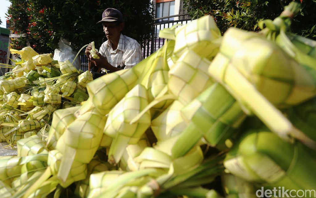 H-3 menjelang hari raya Idul Fitri 1442 H, penjualan kulit ketupat musiman mulai marak. Seperti di Pasar Tradisional Cileungsi, Kabupaten Bogor, pedagang kulit ketupat musiman meraup berkah Lebaran.