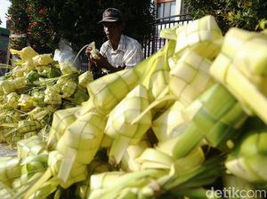H-3 Lebaran, Pedagang Kulit Ketupat Mulai Marak