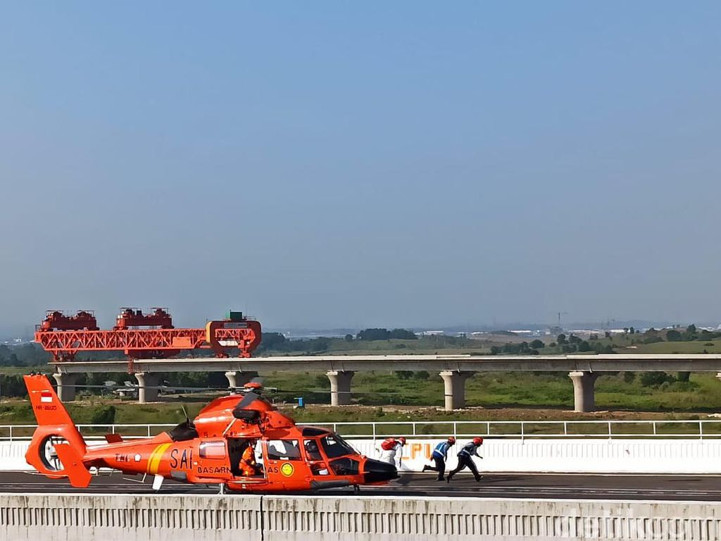 Helikopter Mendarat di Tol Layang MBZ, Ada Apa? Helikopter Mendarat di Tol Layang MBZ, Ada Apa?