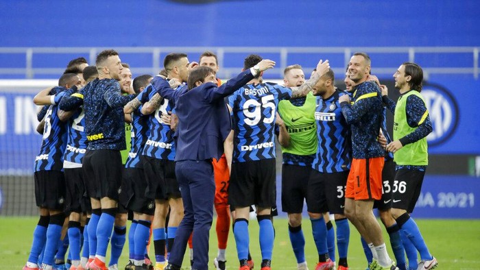 Inter Milans head coach Antonio Conte, center, celebrates with his teammates at the end of a Serie A soccer match between Inter Milan and Sampdoria, at Milans San Siro stadium, Saturday, May 8, 2021. (AP Photo/Luca Bruno)