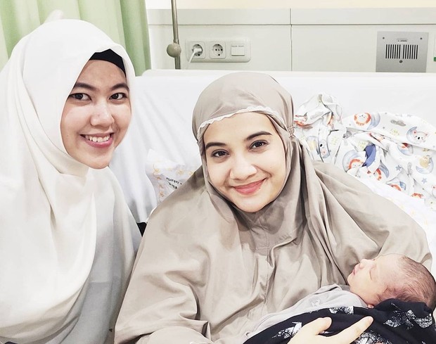 Istri Mark Sungkar dan Zaskia Sungkar/instagram.com/santiasokamala/ Istri Mark Sungkar dan Zaskia Sungkar