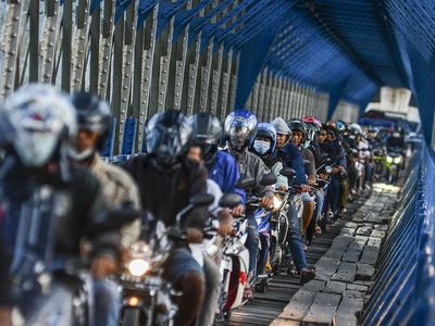 Jembatan Cirahong Dipenuhi Pemudik Lokal