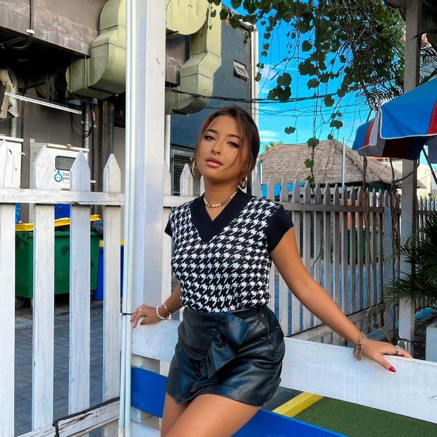 Jennifer Coppen tampil dengan busana atasan yang dimasukkan ke dalam bawahan/instagram.com/jennifercoppenreal20