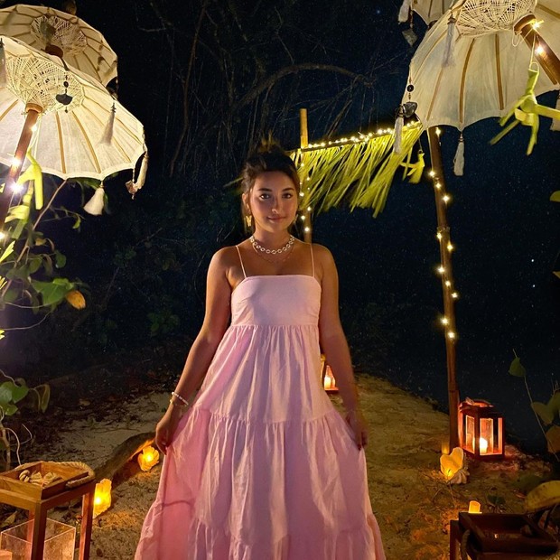 Jennifer Coppen tampil cantik dengan dress polos/instagram.com/jennifercoppenreal20