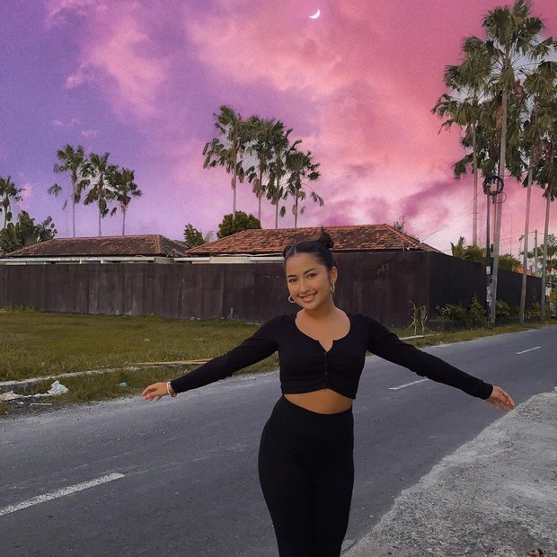 Jennifer Coppen dengan setelan crop top lengan panjang/instagram.com/jennifercoppenreal20