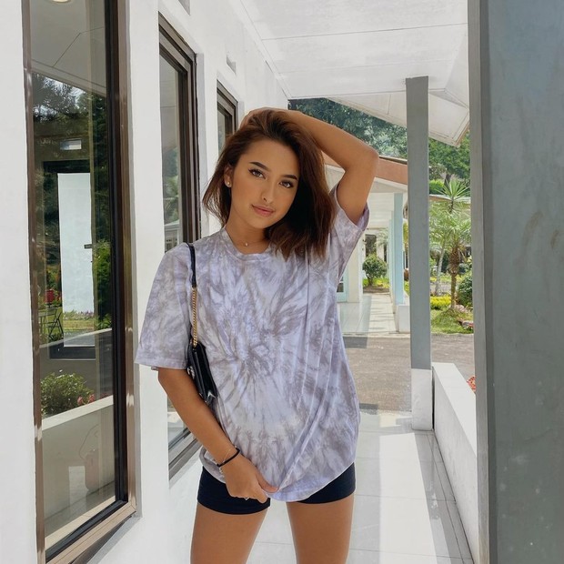 Jennifer Coppen dengan atasan tie dye dan bawahan short pants/instagram.com/jennifercoppenreal20