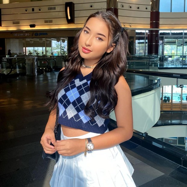 Jennifer Coppen dengan atasan rompi rajut dan rok pendek lipat/instagram.com/jennifercoppenreal20