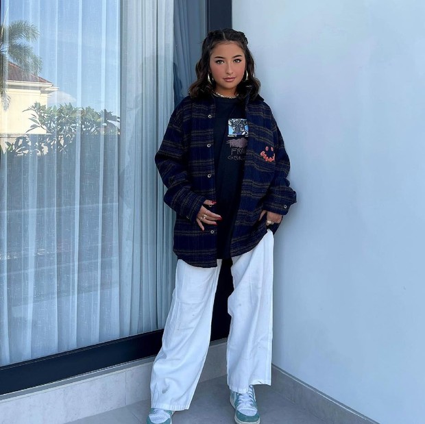 Jennifer Coppen/instagram.com memakai kemeja outer kece/jennifercoppenreal20