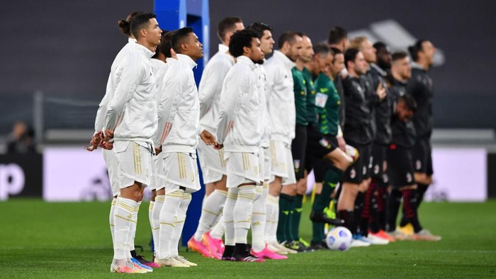 TURIN, ITALY - MAY 09: Cristiano Ronaldo of Juventus lines up alongside his team mates prior to the Serie A match between Juventus  and AC Milan at  on May 09, 2021 in Turin, Italy. Sporting stadiums around Italy remain under strict restrictions due to the Coronavirus Pandemic as Government social distancing laws prohibit fans inside venues resulting in games being played behind closed doors. (Photo by Valerio Pennicino/Getty Images)