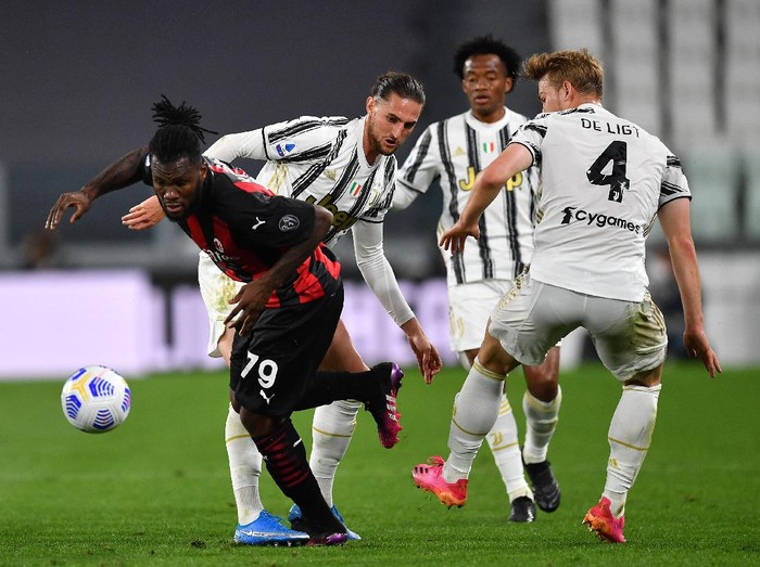 TURIN, ITALY - MAY 09: Franck Kessie of A.C. Milan is challenged by Adrien Rabiot of Juventus during the Serie A match between Juventus  and AC Milan at  on May 09, 2021 in Turin, Italy. Sporting stadiums around Italy remain under strict restrictions due to the Coronavirus Pandemic as Government social distancing laws prohibit fans inside venues resulting in games being played behind closed doors. (Photo by Valerio Pennicino/Getty Images)