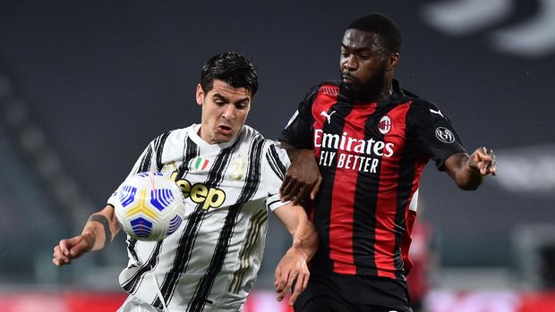 Soccer Football - Serie A - Juventus v AC Milan - Allianz Stadium, Turin, Italy - May 9, 2021 AC Milan's Fikayo Tomori in action with Juventus' Alvaro Morata REUTERS/Massimo Pinca