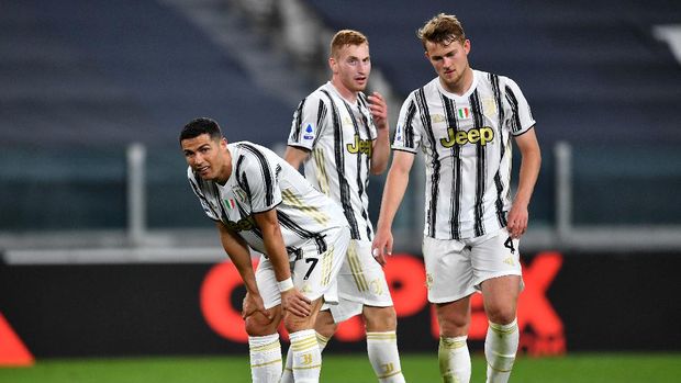 TURIN, ITALY - MAY 09: Cristiano Ronaldo of Juventus looks dejected during the Serie A match between Juventus  and AC Milan at  on May 09, 2021 in Turin, Italy. Sporting stadiums around Italy remain under strict restrictions due to the Coronavirus Pandemic as Government social distancing laws prohibit fans inside venues resulting in games being played behind closed doors. (Photo by Valerio Pennicino/Getty Images)