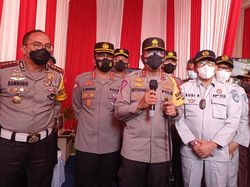 Brimob Bersenjata Siaga di GT Cikarang Barat Selama Larangan Mudik