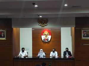 Posisi Foto Jokowi-Maruf Berubah Lagi di Ruang Jumpa Pers KPK Posisi Foto Jokowi-Maruf Berubah Lagi di Ruang Jumpa Pers KPK