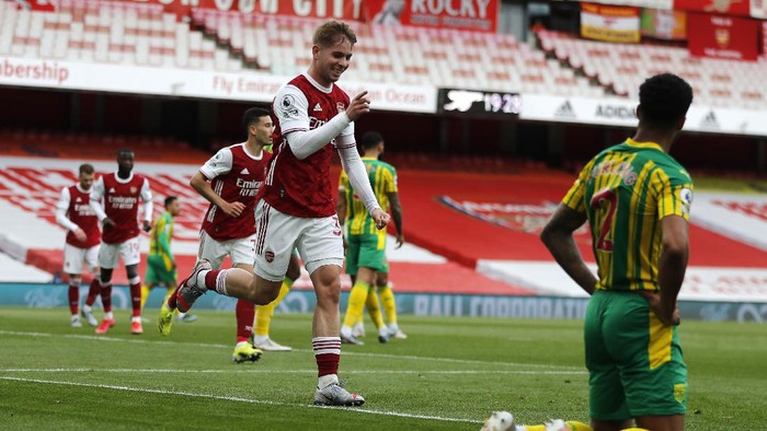 LONDON, ENGLAND - MAY 09: Emile Smith Rowe of Arsenal celebrates after scoring their sides first goal during the Premier League match between Arsenal and West Bromwich Albion at Emirates Stadium on May 09, 2021 in London, England. Sporting stadiums around the UK remain under strict restrictions due to the Coronavirus Pandemic as Government social distancing laws prohibit fans inside venues resulting in games being played behind closed doors. (Photo by Frank Augstein - Pool/Getty Images)