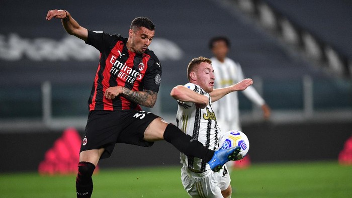 TURIN, ITALY - MAY 09: Rade Krunic of A.C. Milan battles for possession with Dejan Kulusevski of Juventus during the Serie A match between Juventus  and AC Milan at  on May 09, 2021 in Turin, Italy. Sporting stadiums around Italy remain under strict restrictions due to the Coronavirus Pandemic as Government social distancing laws prohibit fans inside venues resulting in games being played behind closed doors. (Photo by Valerio Pennicino/Getty Images)