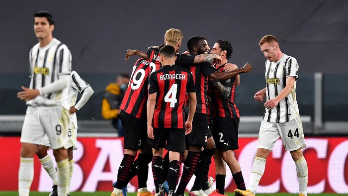 Liga Italia TURIN, ITALY - MAY 09: Ante Rebic of A.C. Milan (hidden) celebrates with team mates after scoring their side's second goal during the Serie A match between Juventus and AC Milan at on May 09, 2021 in Turin, Italy. Sporting stadiums around Italy remain under strict restrictions due to the Coronavirus Pandemic as Government social distancing laws prohibit fans inside venues resulting in games being played behind closed doors. (Photo by Valerio Pennicino/Getty Images)