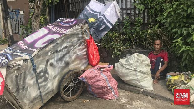 Suyatno (58) dan Carsih (50) duduk berpeluh keringat di bawah terik matahari di pinggir Jalan Ciledug Raya, Jakarta Selatan, Rabu (5/5). Mereka adalah pasangan suami istri yang tinggal dan beraktivitas dengan gerobak atau yang akrab dengan istilah ‘manusia gerobak’. (CNN Indonesia/Martahan Sohuturon)