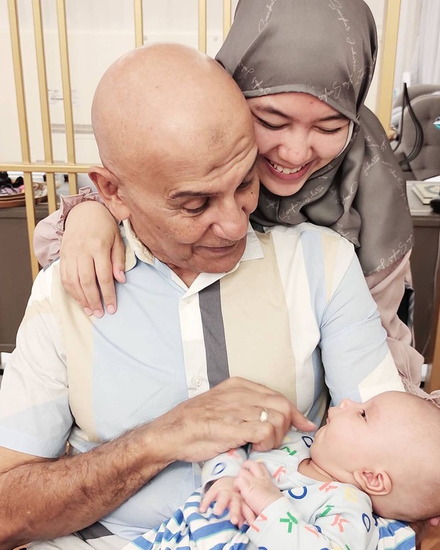 Mark Sungkar, istri dan Ukkasya/instagram.com/santiasokamala/ Mark Sungkar, istri dan Ukkasya