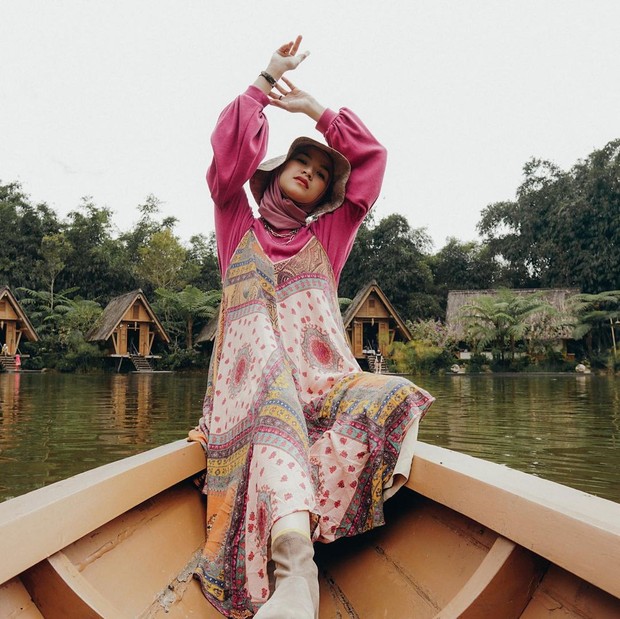 Marsha Natika/instagram.com/marshanatika Marsha Natika dengan overall dress motif cantik/instagram.com/marshanatika
