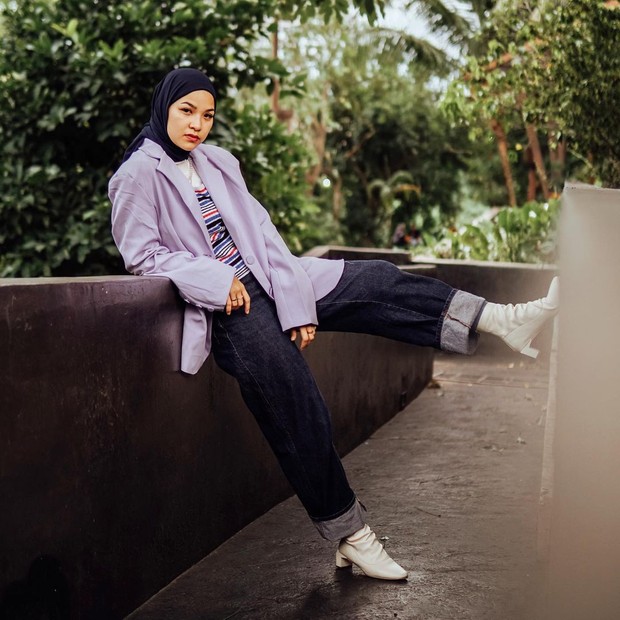 Marsha Natika/instagram.com/marshanatika Marsha Natika dengan outer blazer lilac dan cuff jeans/instagram.com/marshanatika
