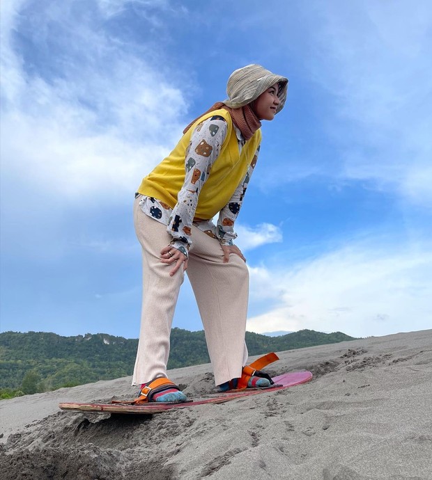 Marsha Natika/instagram.com/marshanatika Marsha Natika mengenakan rompi kuning dan plisket pants/instagram.com/marshanatika