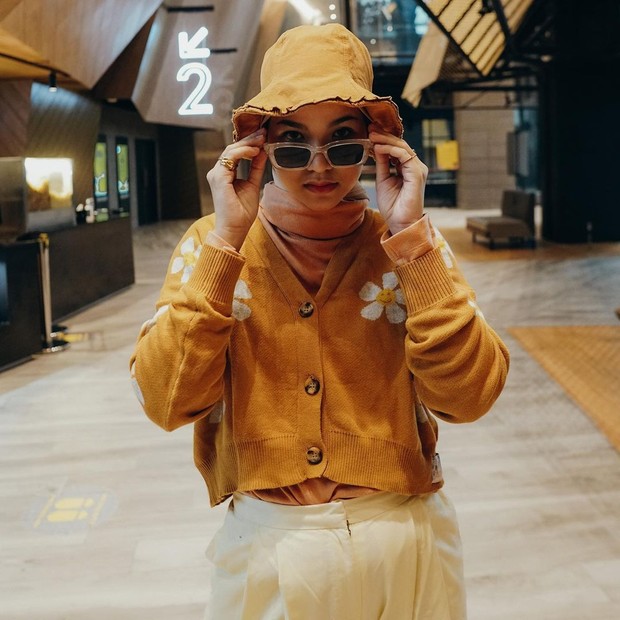 Marsha Natika/instagram.com/marshanatika Marsha Natika mengenakan atasan kerdigan rajut dan bukcet hat/instagram.com/marshanatika