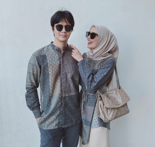 Mega Iskanti dan Pasangan/Foto: instagram.com/megaiskanti Inspirasi Outfit Lebaran Couple Ala Mega Iskanti