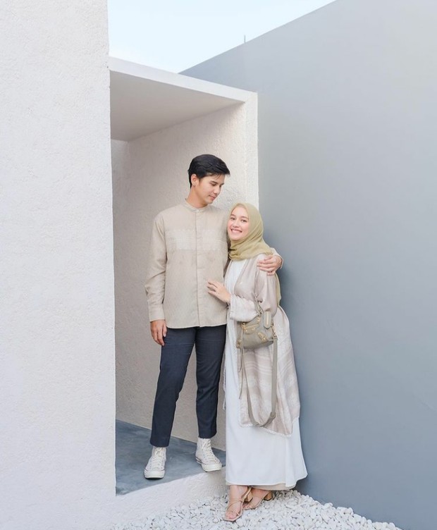 Mega Iskanti dan Pasangan/Foto: instagram.com/megaiskanti Inspirasi Outfit Lebaran Couple Ala Mega Iskanti
