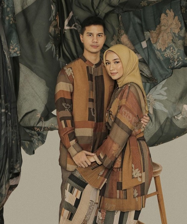 Mega Iskanti dan Pasangan/Foto: instagram.com/megaiskanti Inspirasi Outfit Lebaran Couple Ala Mega Iskanti