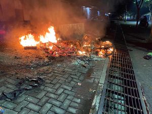 Mahasiswa UNM Dipukuli di Makassar, Satu Motor Dibakar Mahasiswa UNM Dipukuli di Makassar, Satu Motor Dibakar