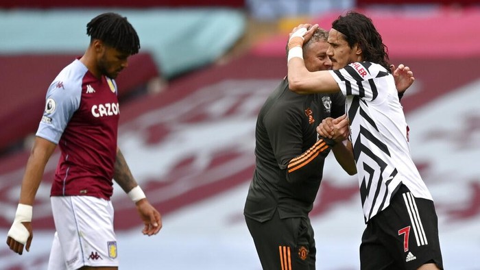 Manchester Uniteds Edinson Cavani, right,celebrates with Manchester Uniteds manager Ole Gunnar Solskjaer at the end of the English Premier League soccer match between Aston Villa and Manchester United at Villa Park in Birmingham, England, Sunday, May 9, 2021. (Shaun Botterill/Pool via AP)