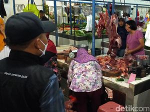 Banyak Pedagang dan Pembeli Pasar Blambangan Banyuwangi Tak Bermasker