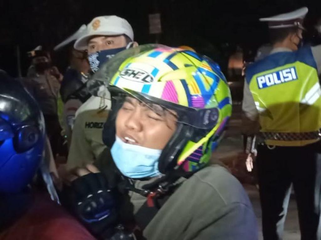 Pemudik Menangis Dicegat di Kedungwaringin: Tolong Pak, Kakak Meninggal! Pemudik Menangis Dicegat di Kedungwaringin: Tolong Pak, Kakak Meninggal!