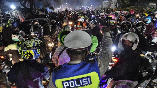Begini Kondisi Kerumunan Pemudik Motor di Penyekatan Bekasi yang Akhirnya Diloloskan Polisi