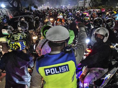 Begini Kondisi Kerumunan Pemudik Motor di Penyekatan Bekasi yang Akhirnya Diloloskan Polisi