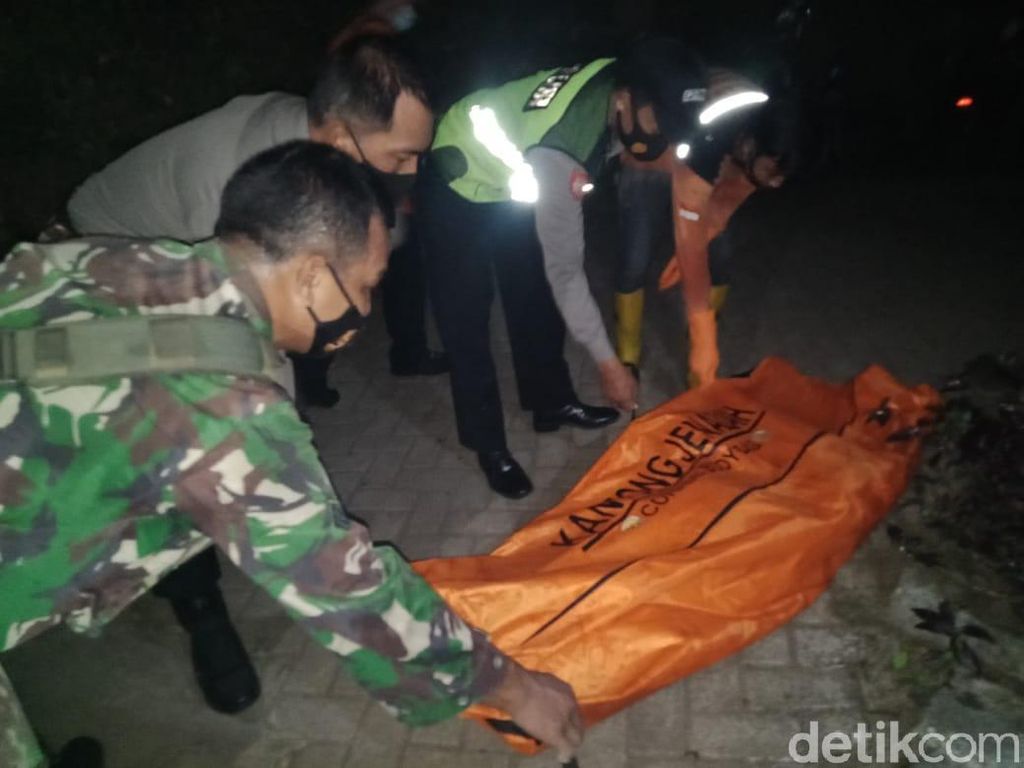 Pencari Rumput Temukan Kerangka Manusia di Dasar Sungai Mojokerto Pencari Rumput Temukan Kerangka Manusia di Dasar Sungai Mojokerto