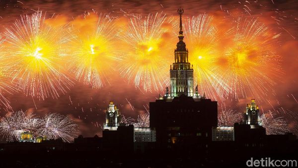 Pesta Kembang Api Meriahkan Peringatan PD II