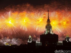 Pesta Kembang Api Meriahkan Peringatan PD II