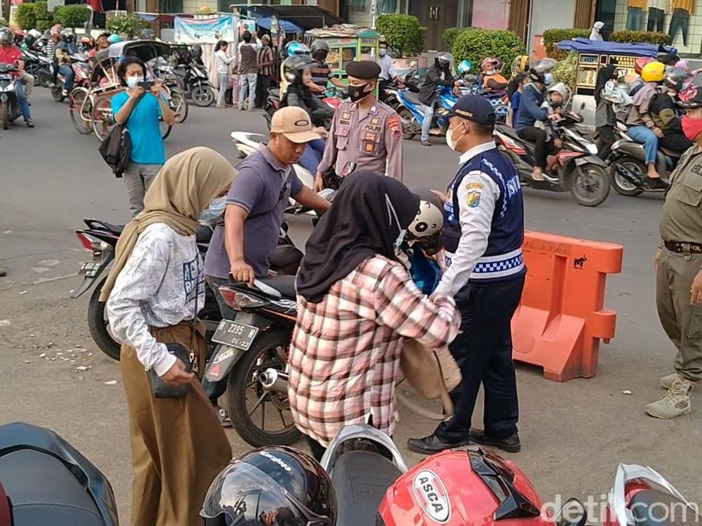 Picu Kerumunan, Pasar Tiban di Alun-alun Pekalongan Ditutup Picu Kerumunan, Pasar Tiban di Alun-alun Pekalongan Ditutup