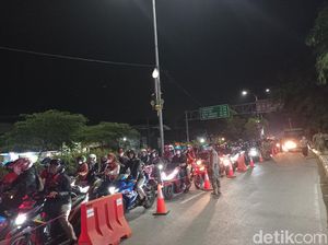Polisi Sekat Jalan di Pos Penyekatan Bekasi-Karawang, Lalin Macet Polisi Sekat Jalan di Pos Penyekatan Bekasi-Karawang, Lalin Macet