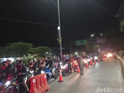 Polisi Sekat Jalan di Pos Penyekatan Bekasi-Karawang, Lalin Macet