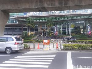 Sudah Ada 5 Portal S Penghalang Pemotor Bandel di Trotoar Kuningan Jaksel