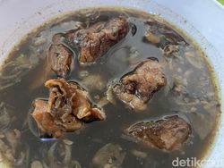 Rawon Setan: Uenak Poll! Rawon Daging Rawis Legendaris Surabaya Sejak 1952