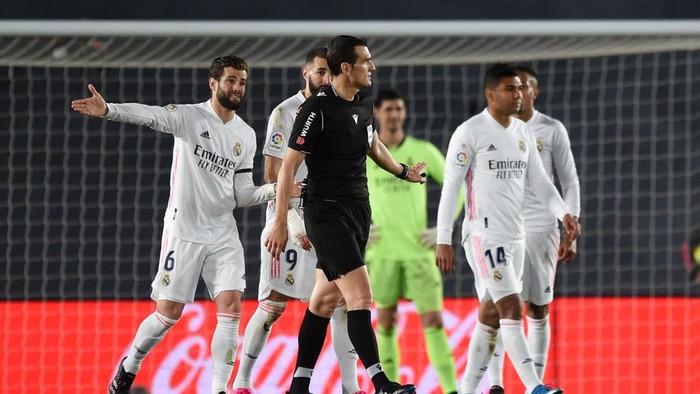 MADRID, SPAIN - MAY 09: Nacho of Real Madrid interacts with Referee Juan Martinez Munuera after a penalty decision during the La Liga Santander match between Real Madrid and Sevilla FC at Estadio Alfredo Di Stefano on May 09, 2021 in Madrid, Spain. Sporting stadiums around Spain remain under strict restrictions due to the Coronavirus Pandemic as Government social distancing laws prohibit fans inside venues resulting in games being played behind closed doors. (Photo by Denis Doyle/Getty Images)