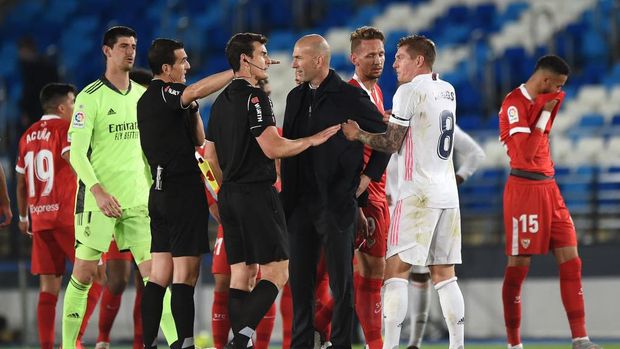 MADRID, SPAIN - MAY 09: Zinedine Zidane, Head Coach of Real Madrid interacts with Referee Juan Martinez Munuera after the La Liga Santander match between Real Madrid and Sevilla FC at Estadio Alfredo Di Stefano on May 09, 2021 in Madrid, Spain. Sporting stadiums around Spain remain under strict restrictions due to the Coronavirus Pandemic as Government social distancing laws prohibit fans inside venues resulting in games being played behind closed doors. (Photo by Denis Doyle/Getty Images)