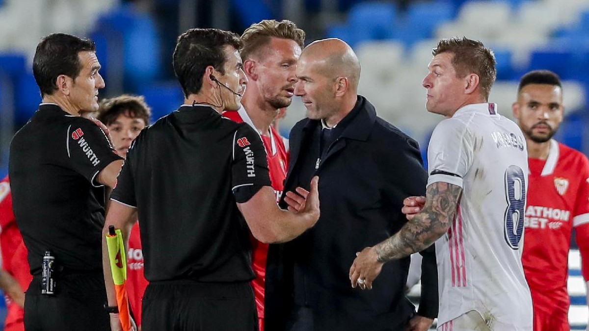 Zinedine Zidane dan Toni Kroos lakukan protes usai laga Real Madrid vs Sevilla. (Foto: AP/Manu Fernandez)