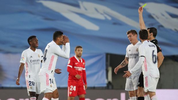 Soccer Football - La Liga Santander - Real Madrid v Sevilla - Estadio Alfredo Di Stefano, Madrid, Spain - May 9, 2021 Real Madrid's Casemiro is shown a yellow card by referee Jose Manuera REUTERS/Susana Vera
